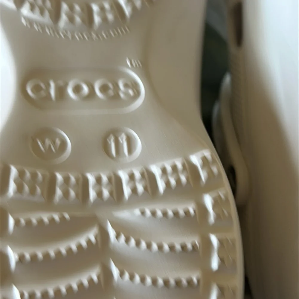 NEW Crocs unisex classic clogs in white